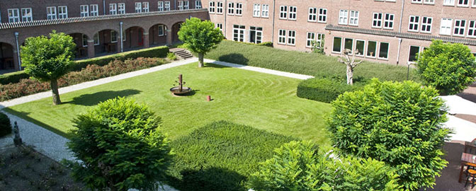 Groene binnentuin van Fletcher Kloosterhotel Willibrordhaeghe